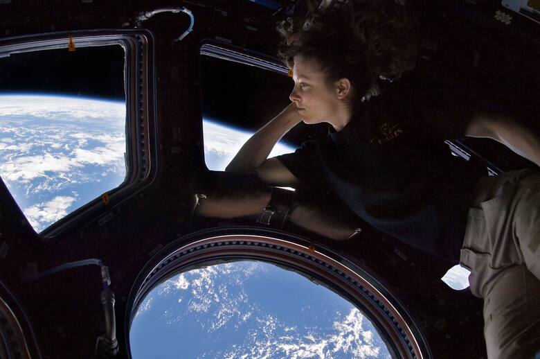 komos ziemia astronauta widok