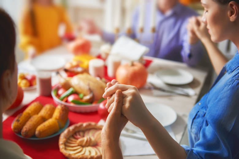 Jak pobłogosławić pokarmy? Święconka w kościele w tym roku nie jest możliwa, ale możemy święcić jedzenie w gronie rodzinnym. Zobacz, jak przeprowadzić