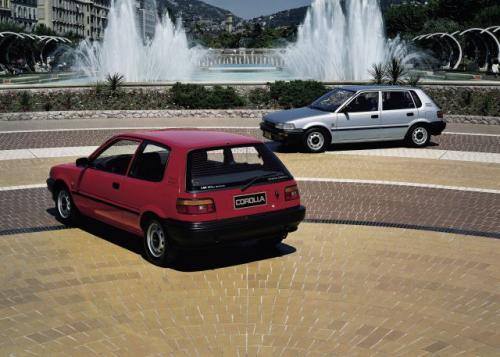 Fot. Toyota: Szósta generacja Corolli miała już 422 cm długości i zaprezentowano ją w 1987 r.