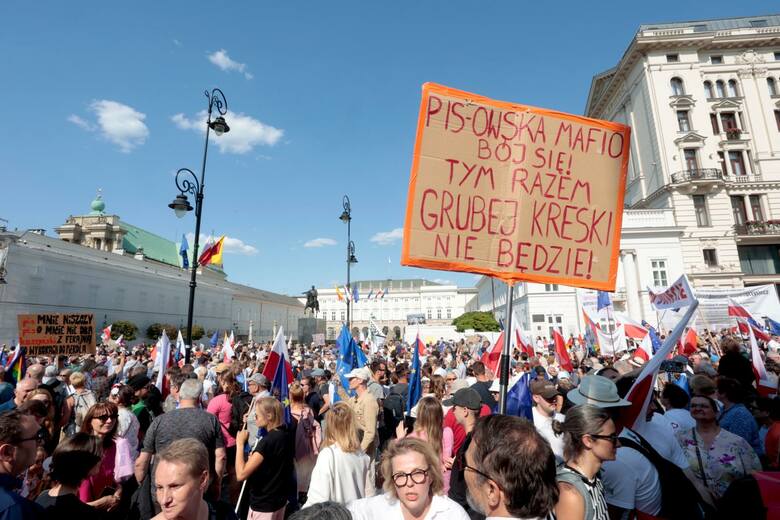 Polska Akademia Nauk zbadała, jak Polacy dehumanizują osoby o innych poglądach.