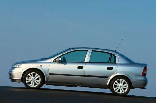 Fot. Opel: Silnik Astry o pojemności 1,4 l/90 KM to dość udana konstrukcja, zapewniająca dość dobrą dynamikę.