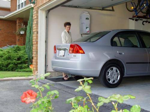 Fot. Honda: Domowa instalacja do tankowania samochodu gazem ziemnym jest dość kosztowna i nie wiadomo, czy się rozpowszechni.