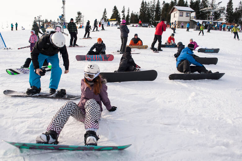 Polskie ośrodki narciarskie oferują tory i trasy także dla miłośników snowboardu.
