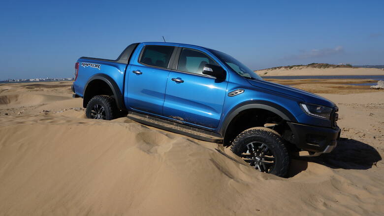 Właśnie odbyła się premiera Forda Rangera w wersji Raptor. Nowość od amerykańskiego producenta zaprezentowano w Maroko, gdzie bezkresna pustynia i skaliste