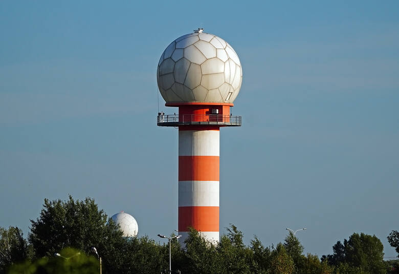Radar wtórny MSSR (Monopulse Secondary Surveillance Radar) przy Lotnisku Chopina w Warszawie.