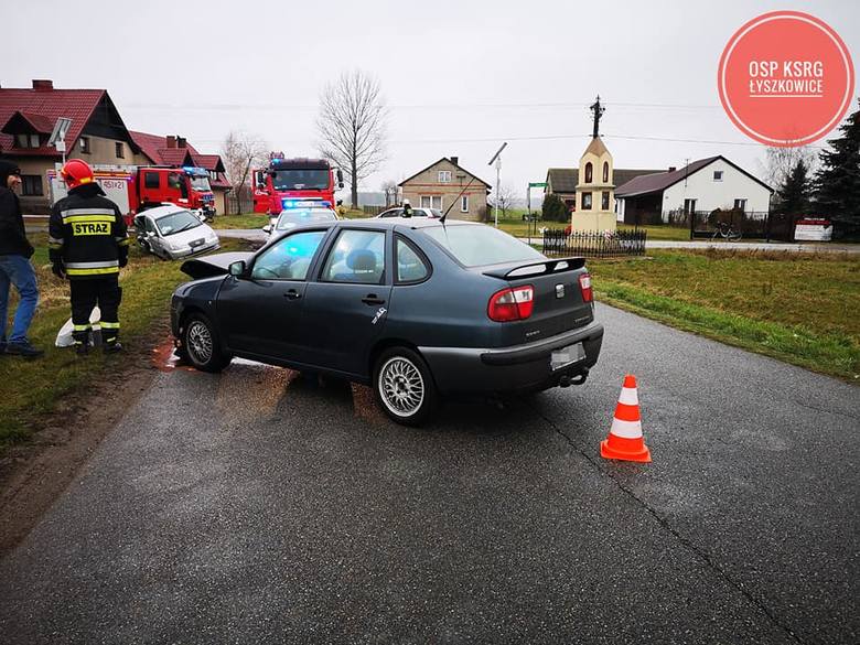 Wypadek pod Łowiczem. Jedna osoba została ranna. Policja zabrała sprawcy prawo jazdy [ZDJĘCIA]