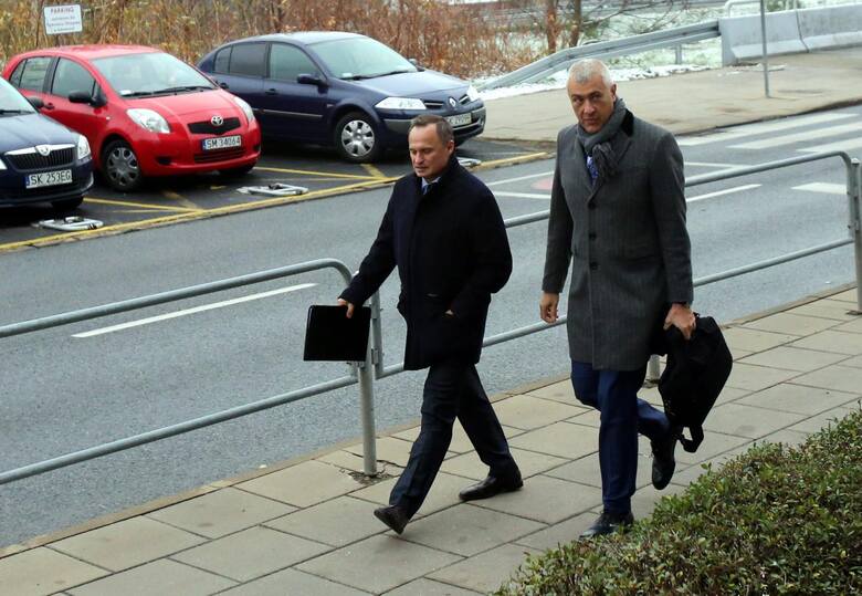 Leszek Czarnecki (z lewej) i jego adwokat Roman Giertych. Sąd odrzucił wniosek o tymczasowe aresztowanie biznesmena ws. afery GetBack.