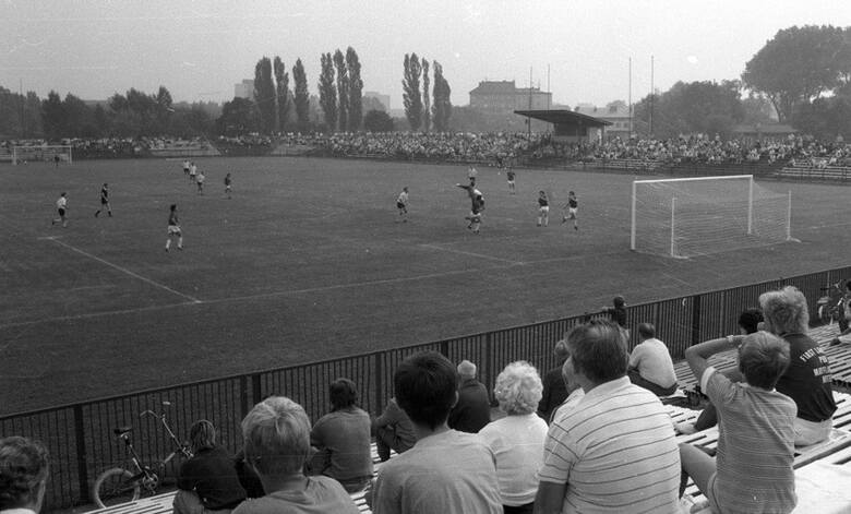 w 1990 roku otwarty został nowy stadion Garbarni Kraków, który powstał przy ul. Rydlówka, ale standardem obiekt ten nawiązywał do epoki PRL-u.