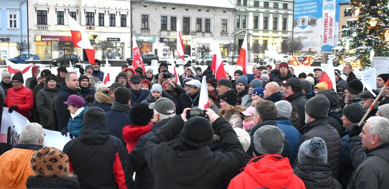 Na oświęcimskim Rynku odbył się protest pod hasłem „Wolni ludzie, wolne media, wolne sądy!”