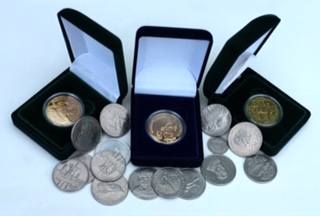 Zbiór 17 okolicznościowych polskich monet z lat 1975-1993 oraz jedna moneta z 1907 roku (10 carskich kopiejek).