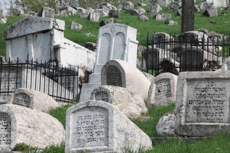 Cmentarz żydowski w Sarajewie, jeden z najstarszych w Europie. Stąd być może strzelał serbski snajper, który w kwietniu 1992 roku zastrzelił jedną z pierwszych ofiar oblężenia.