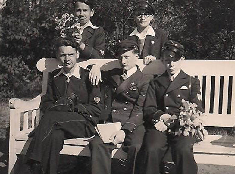 Wśród szkolnych kolegów - pierwszy z lewej stoi mój brat Czesław,  na ławce siedzi (też z lewej) - Henryk. Zostali rozstrzelani razem z ojcem