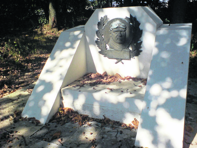 Pomnik w miejscu gdzie zginął w 1925 roku Antonio Ascari