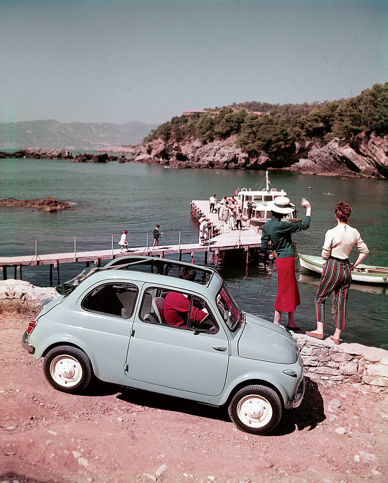 Fiat 500„Pięćsetka” zadebiutowała latem 1957, ale została przyjęta chłodno. Dopiero następna wersja, z listopada, wyposażona w mocniejszy, 15-konny silnik