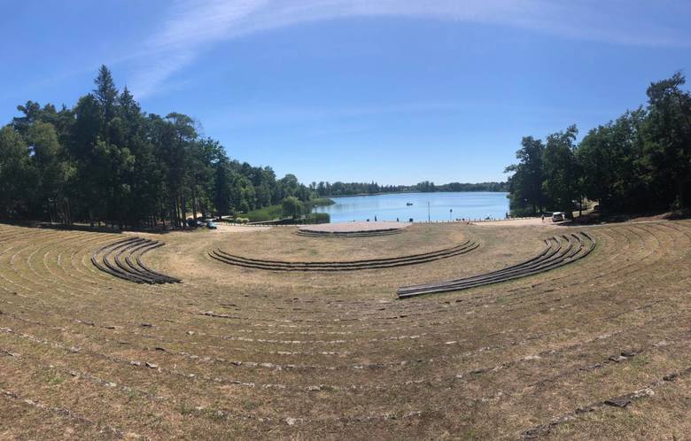 Amfiteatr w Ośnie Lubuskiem nad jeziorem Reczynek 