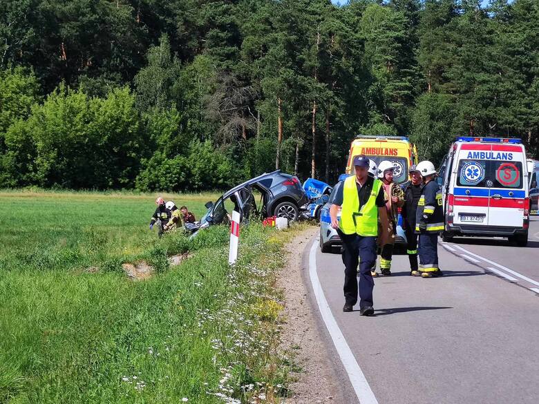 Czołowe zderzenie samochodu osobowego z radiowozem policyjnym, który konwojował kolumnę rządową. Wypadek miał miejsce na trasie Sokoły - Białystok.