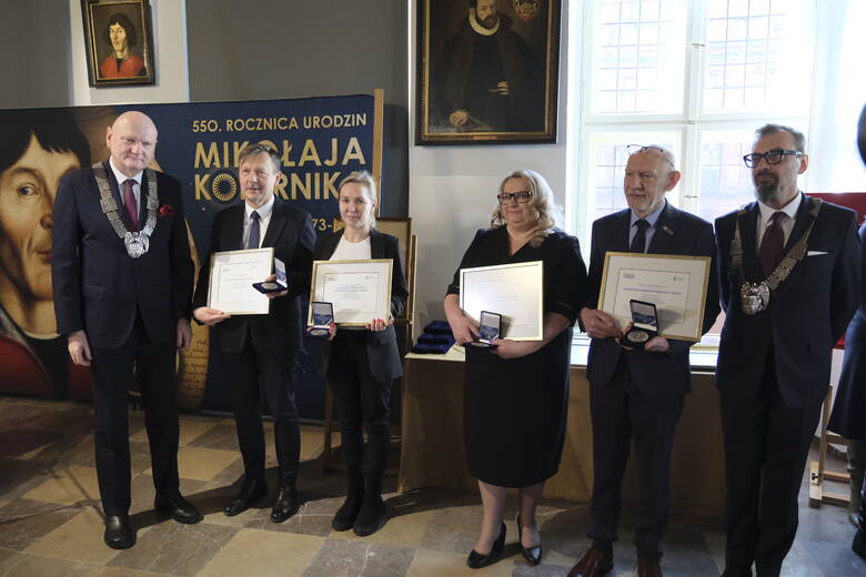 Toruńscy radni przenieśli się w czwartek do Sali Mieszczańskiej, gdzie wspólnie z zaproszonymi gośćmi celebrowali 550-lecie urodzin Mikołaja Kopernika. Goście najbardziej zasłużeni w pielęgnowaniu pamięci o wielkim astronomie, otrzymali okolicznościowe medale.