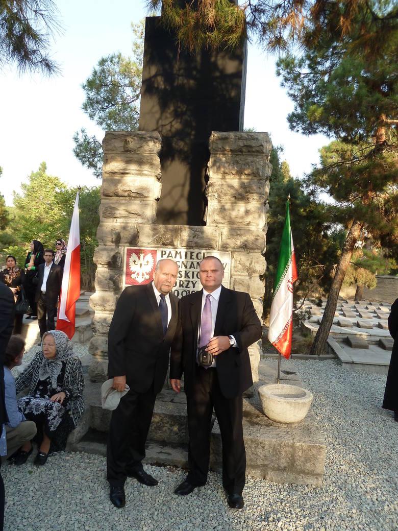 Polska delegacja liczyła około 80 osób. Na zdjęciu: senatorowie Andrzej Person i Maciej Grubski na cmentarzu Dulab w Teheranie.