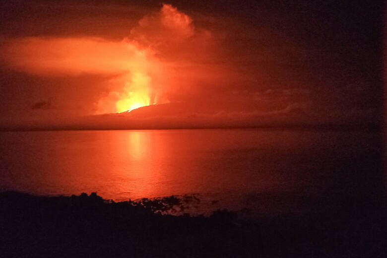 Potężna erupcja wulkanu na Wyspach Galapagos. W nocy zaczął wyrzucać z siebie strumienie lawy
