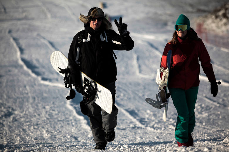 Bardzo niskie temperatury nie odstraszyły narciarzy i snowboardzistów, którzy zjechali wczoraj do Myślęcinka na rozpoczęcie tegorocznego sezonu.