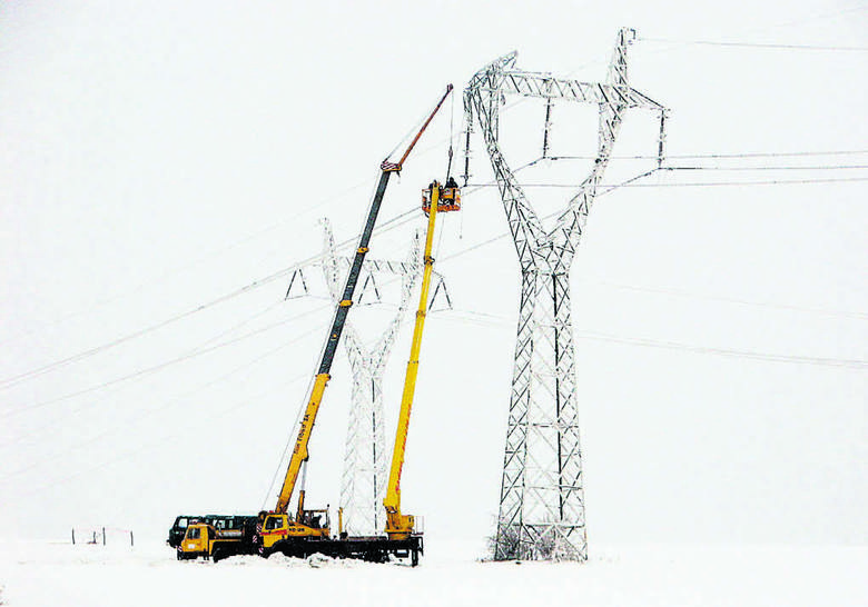 Zima 2010. W okolicach Ogrodzieńca energetycy naprawiali połamane przez obciążone lodem liny - słupy wysokiego napięcia.