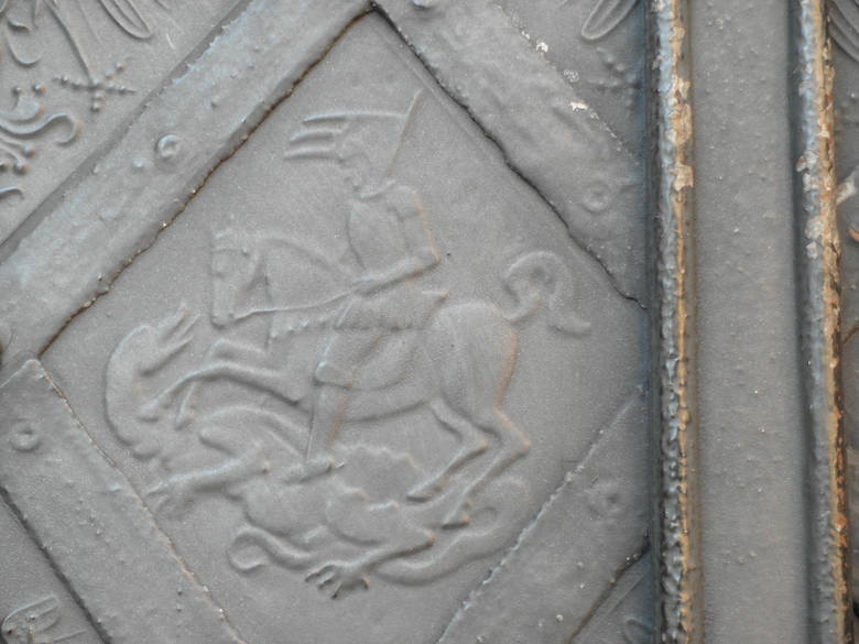 Św. Jerzy walczący ze smokiem. Detal z drzwi do kaplicy przy kościele św. Barbary