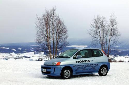 Fot. Honda: Honda FCX – 4-osobowy pojazd z napędem elektrycznym wykorzystującym ogniwa paliwowe o długości 4,2 m, dwa takie auta zostały zakupione przez