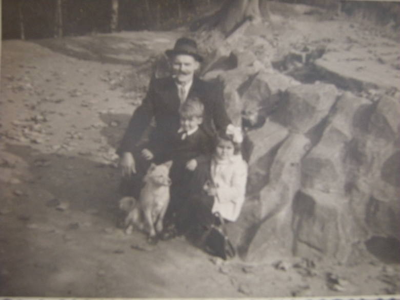 Andrzej Piszczałka, dziadek Weroniki Ochlik, z wnukami i psem Ferdkiem przywiezionym z Belgii