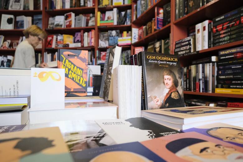 Sylwia Sikorska w księgarni zaczęła pracować w 1989 r., gdy jeszcze istniał „Dom Książki”. Później po redukcji etatów, została przeniesiona do księgarni muzycznej.