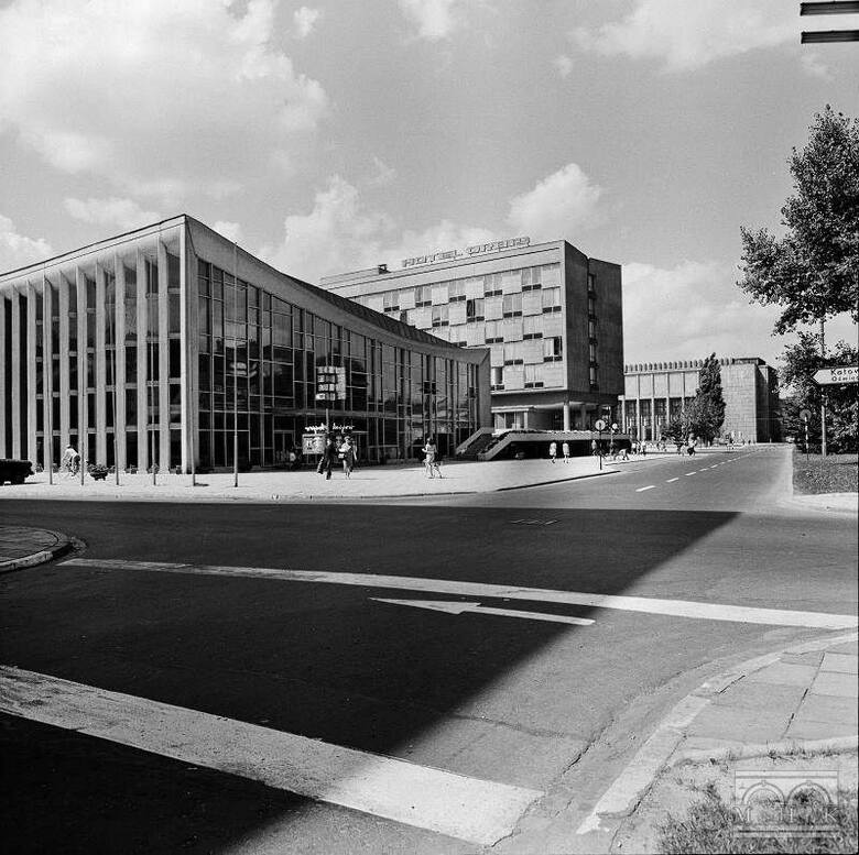 Kino Kijów, budowane w latach 1962-1967, na drugim planie hotel Cracovia