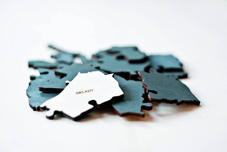 Puzzle WarszawaSkładają się z ręcznie zrobionych na szaro kawałków w kształcie stołecznych dzielnic. Po ułożeniu tworzą mapę Warszawy, po rozłożeniu