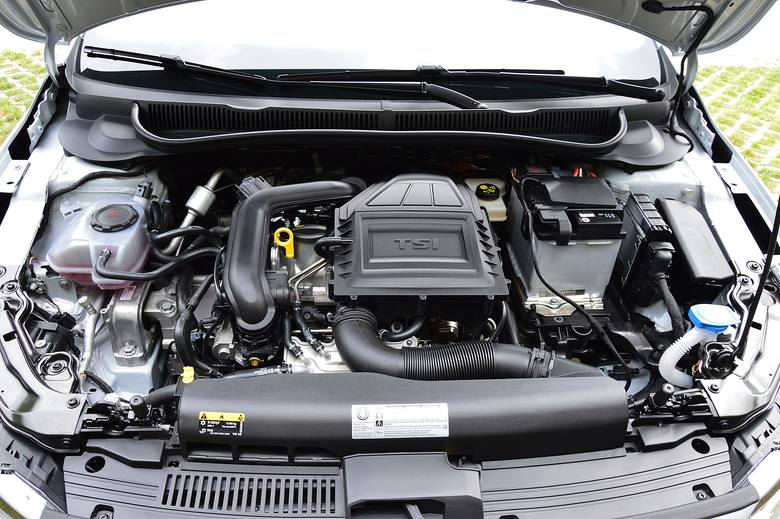 Volkswagen Polo Bazowe wersje silnikowe będą mieć pod maską litrową, trzycylindrową jednostkę napędową o mocy 65 KM lub 75 KM. Więcej mocy dostarczy