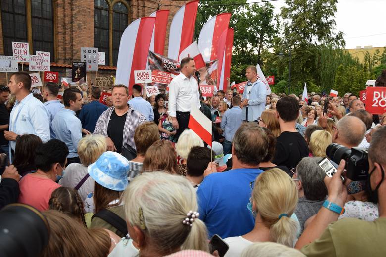 Prezydent Andrzej Duda na wiecu wyborczym w Nowej Soli, 2 lipca 2020 roku. Miejsce, koło kościoła pw. św. Antoniego.