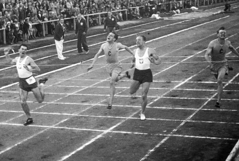 Bernard Zasłona (Sparta Białystok)  z lewej, wygrywa bieg na 200 metrów podczas meczu Polska - Francja rozegranego w 1938 r. w Warszawie. Fot. 