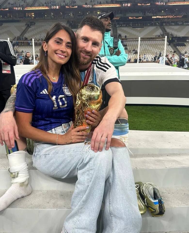 Antonella Roccuzzo ze swoim mężem Leo Messim i Pucharem Świata