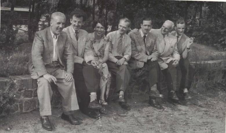 Bydgoscy fryzjerzy, zdjęcie prawdopodobnie zrobione już po wojnie. Alfred Tasarek siedzi w środku, w koszuli. Na zdjęciu jest też Kwiryn Kamiński (po wojnie starszy cechu) i jego córka  