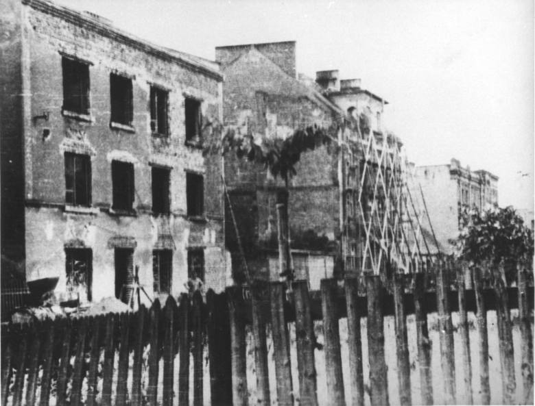 Józef Krzysztowczyk przyjechał do Olesna w marcu 1945. r. <br /> - Był wtedy chyba pierwszą i jedyną osobą, która robiła zdjęcia zniszczonego miasta - mówi Jacek Stanisławczyk.