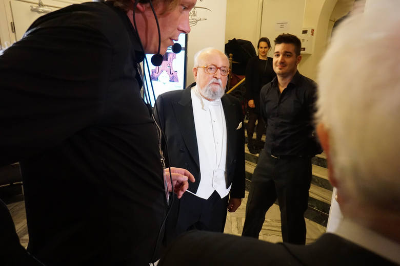 Maestro Krzysztof Penderecki, honorowy przewodniczący  jury na chwilę przed rozpoczęciem koncertu inauguracyjnego, podczas którego dyrygował Die Deutsche Kammerphilharmonie Bremen