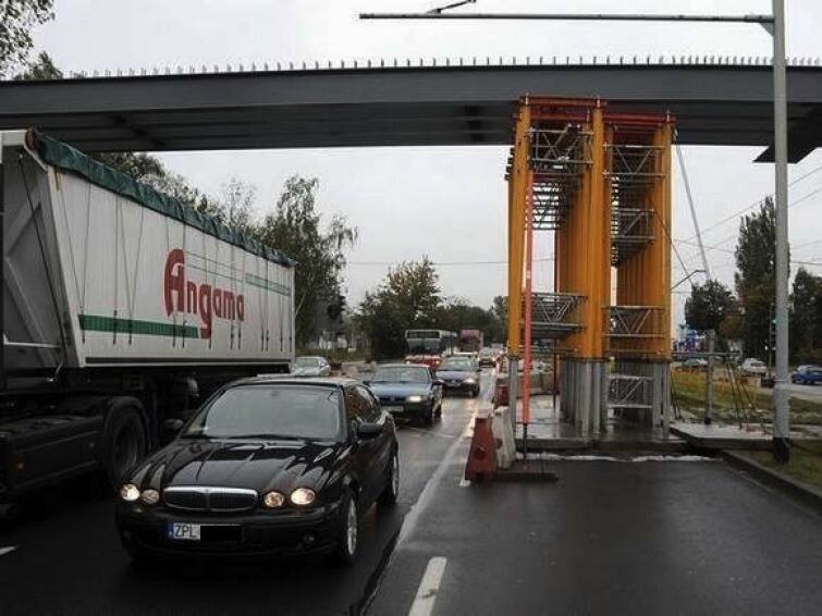 Szczecin: Kłopoty z kładkami na Gdańskiej utrapieniem kierowców