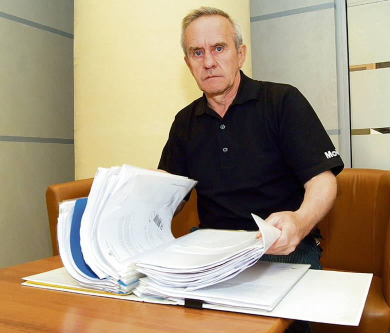 Marian Mamrot pokazuje dokumenty, które zgromadził w sprawie pobicia go przez policjantów. 