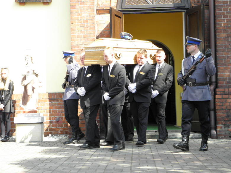 W Rudach odbył sie pogrzeb policjantki  40-letnią Ewę M. i jej 1,5-rocznego synka Kubusia, którzy zginęli od ran postrzałowych 2 kwietnia w Kuźni Raciborskiej.