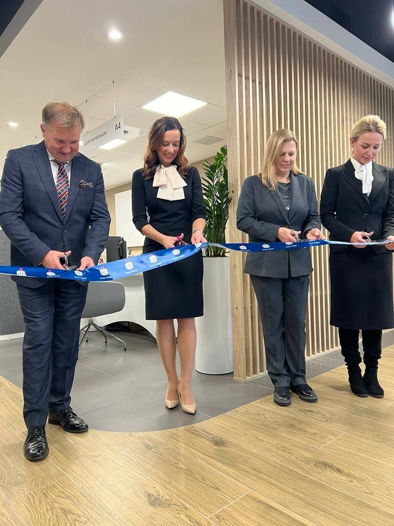 Nowe wnętrze, nowa jakość – oddział PKO Banku Polskiego w Piekarach Śląskich zmienił swój adres