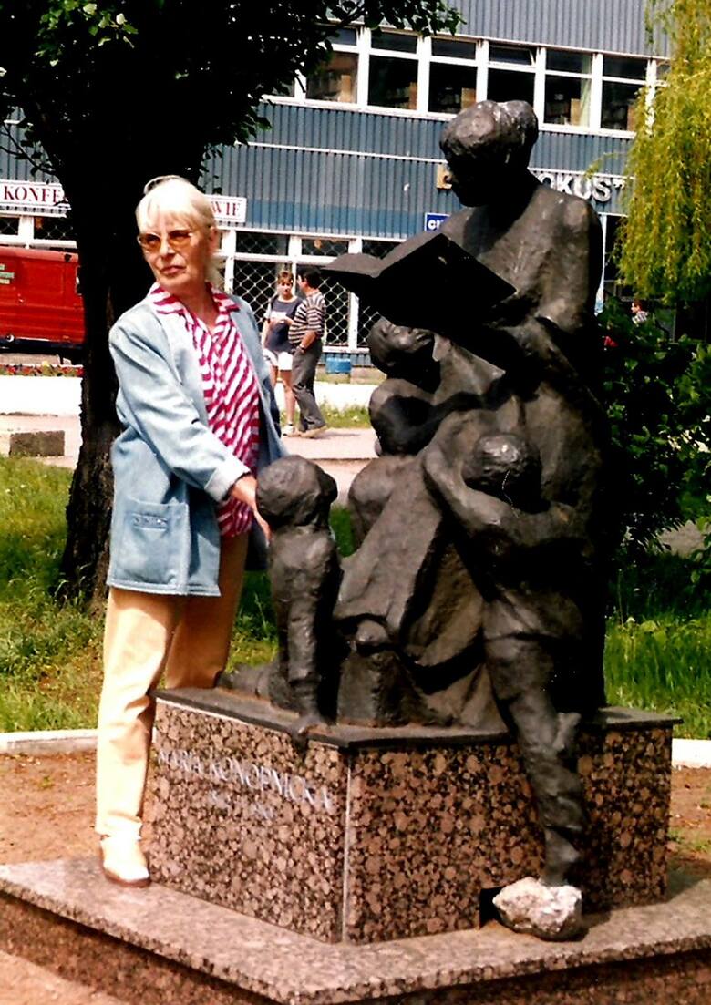 Krystyna Panasik jest autorką pomnika Marii Konopnickiej wykonanego z brązu stojącego od 1993 roku na Szwederowie.