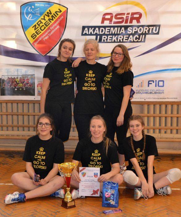 Dryżyna z “Sikorskiego” wygrała turniej siatkówki w Seceminie.