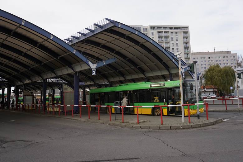 Linie powiązane z dworcem na Ratajach mają być obsługiwane przez autobusy elektryczne. MPK ma kupić 15 sztuk tych pojazdów wraz z ładowarkami. Przewiduje się, że nastąpi to w 2018 roku
