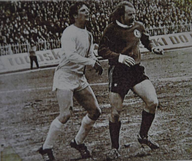 Jerzy Gołębiowski (z lewej) w pojedynku ze słynnym skrzydłowym Robertem Gadochą. Jeden mecz zagrali wspólnie w sparingu kadry. Polska wygrała 5:0 z MSV Duisburg.