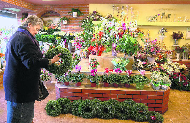 Wiązanki w kwiaciarni przy ul. Kurczaki można po Święcie Zmarłych kupić po obniżonych cenach. 
