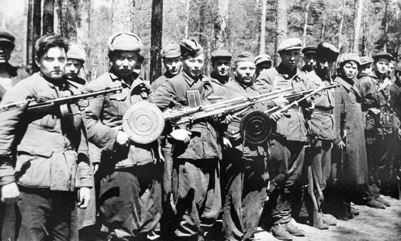 Dowódca pułku major Iwan Frołow (pośrodku) z oficerami RONA podczas powstania warszawskiego