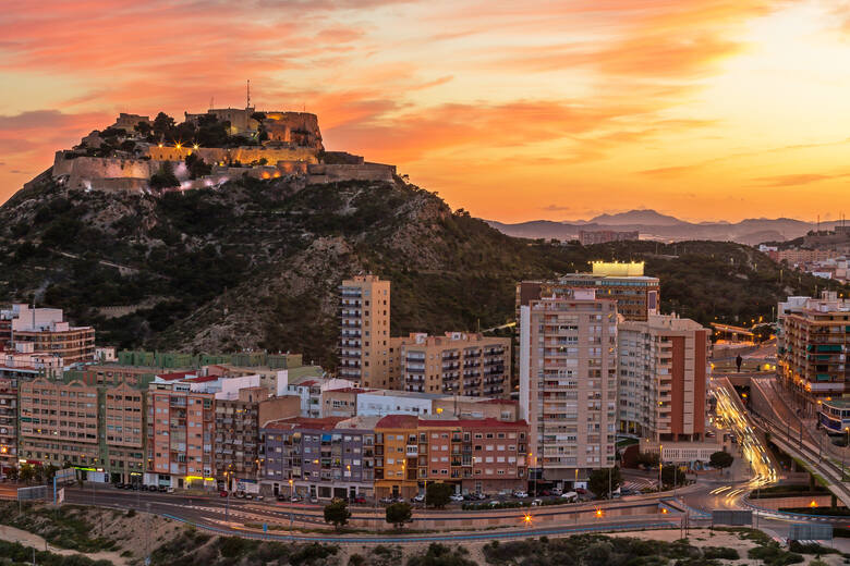 Widok na zabudowania Alicante i Castillo de Santa Bárbara
