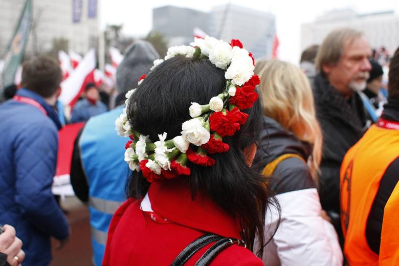 Marsz Niepodległości 2018 ZDJĘCIA WIDEO FOTORELACJA Ile ludzi 11.11 na marszu w Warszawie? Szacunkowe dane policji. Święto Niepodległości